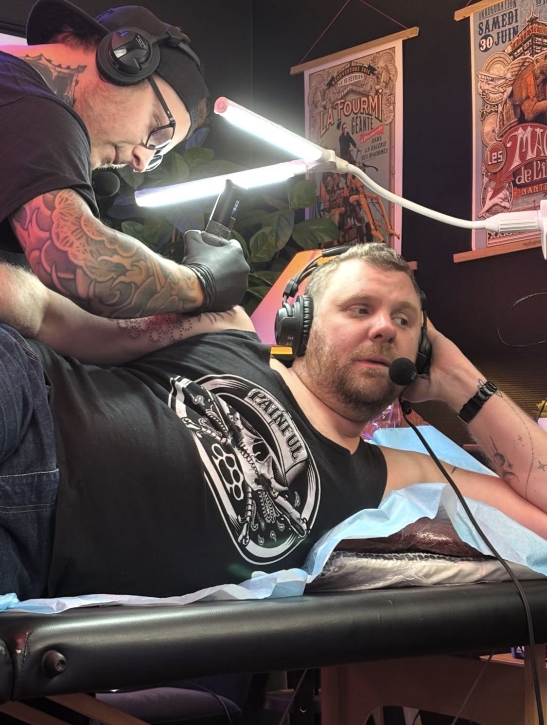 AlexClick au Zevent 2025 qui se fait tatouer